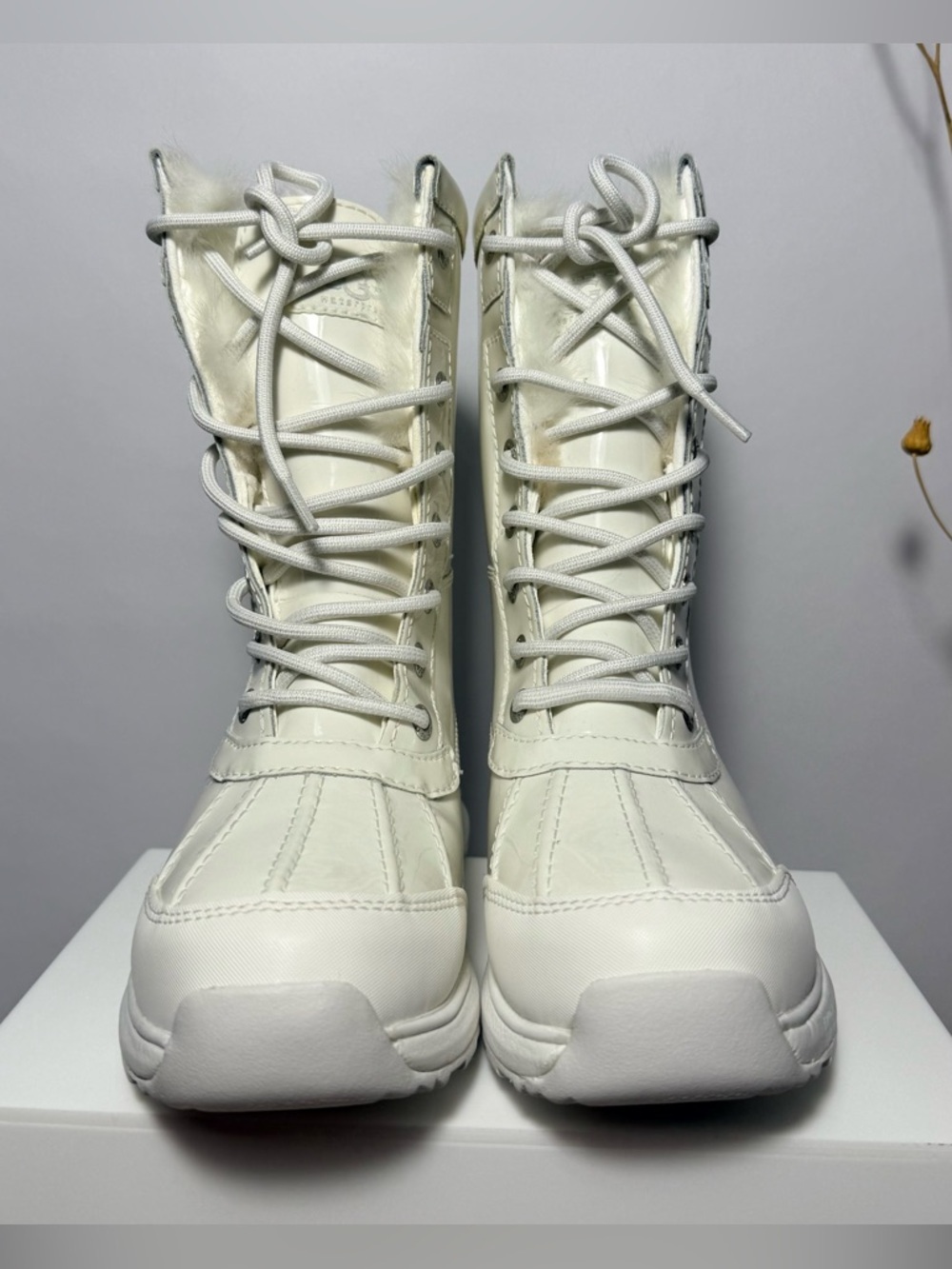 UGG Adirondack lll Patent Boot in All White Lace-Up Winter Ankle Boots | Size 6 - Picture 4 of 8